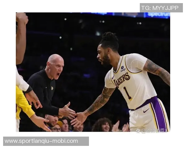 湖人快船球迷现场互动引发热议比卢普斯与FBI成焦点话题